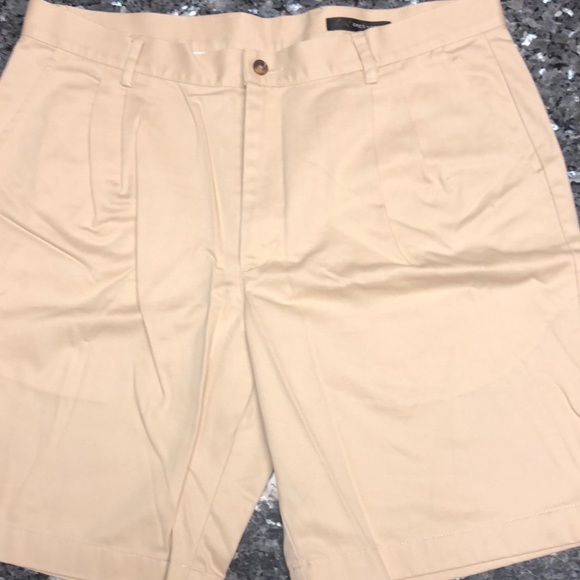 Bundle of two Greg Norman Shorts - Picture 8 of 10